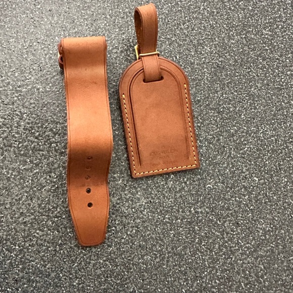 LOUIS VUITTON
Vachetta Luggage Tag : Poignet Set - Picture 5 of 15